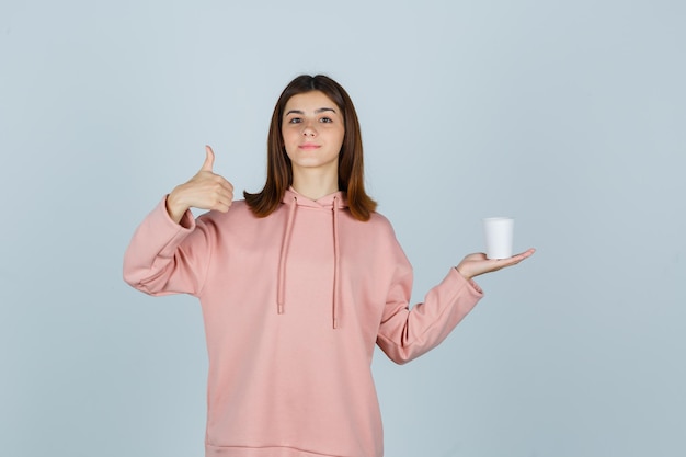 Jeune femme expressive posant dans le studio