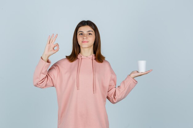 Jeune femme expressive posant dans le studio