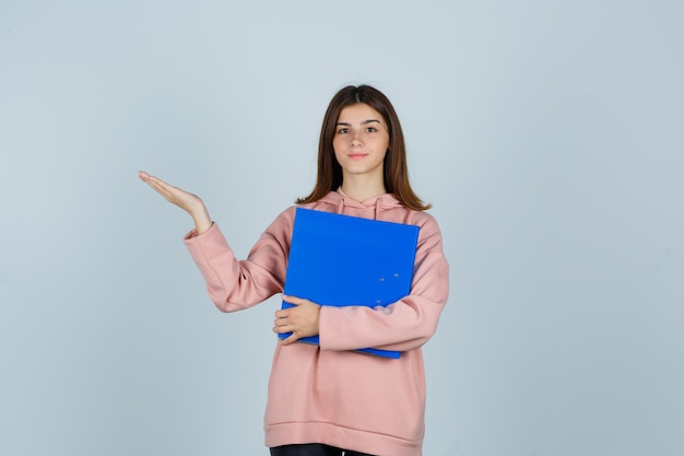 Jeune femme expressive posant dans le studio