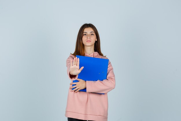 Jeune femme expressive posant dans le studio