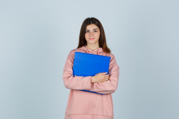 Jeune femme expressive posant dans le studio