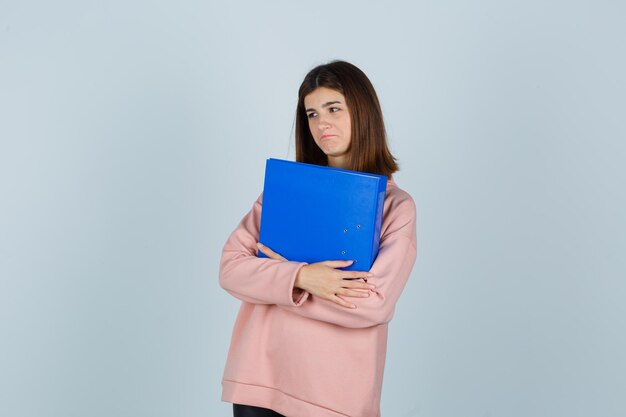 Jeune femme expressive posant dans le studio