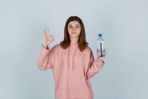 Jeune femme expressive posant dans le studio