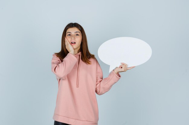 Jeune femme expressive posant dans le studio