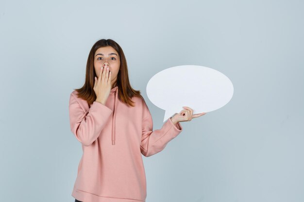 Jeune femme expressive posant dans le studio