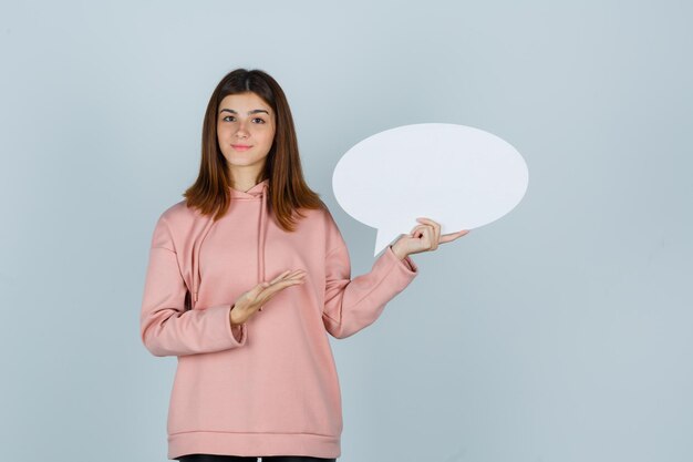 Jeune femme expressive posant dans le studio