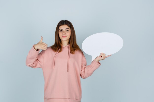 Jeune femme expressive posant dans le studio