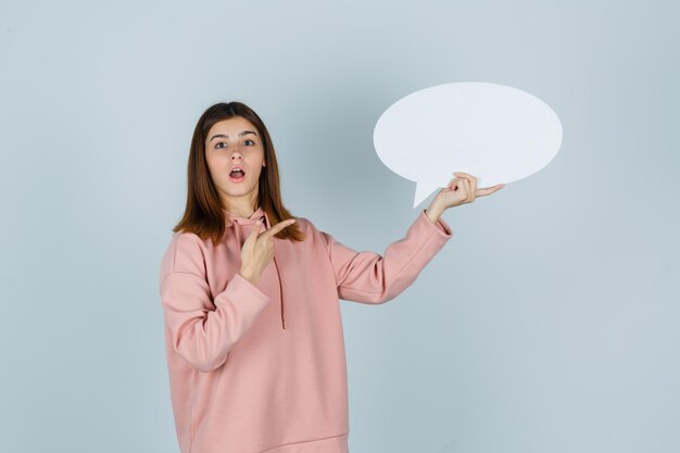 Jeune femme expressive posant dans le studio