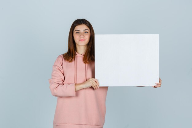 Jeune femme expressive posant dans le studio