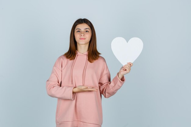 Jeune femme expressive posant dans le studio