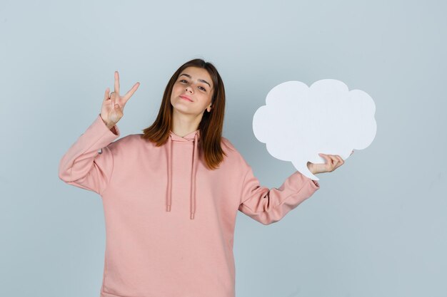 Jeune femme expressive posant dans le studio