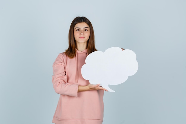 Jeune femme expressive posant dans le studio