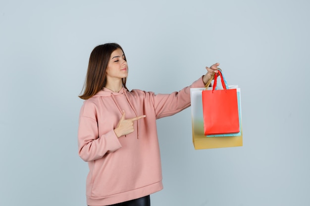 Jeune femme expressive posant dans le studio