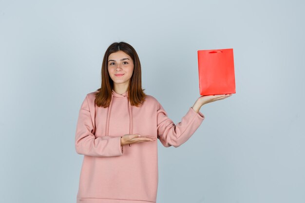 Jeune femme expressive posant dans le studio