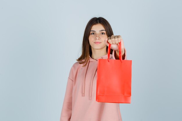 Jeune femme expressive posant dans le studio