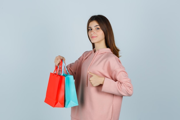 Jeune femme expressive posant dans le studio