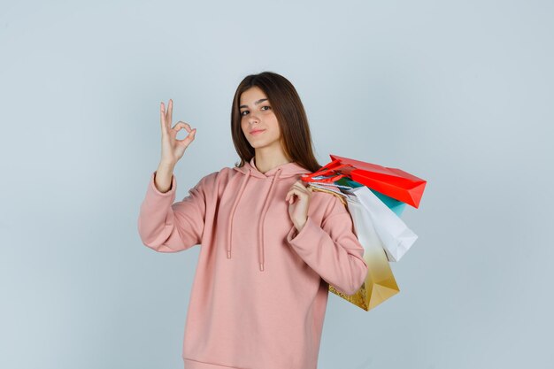 Jeune femme expressive posant dans le studio