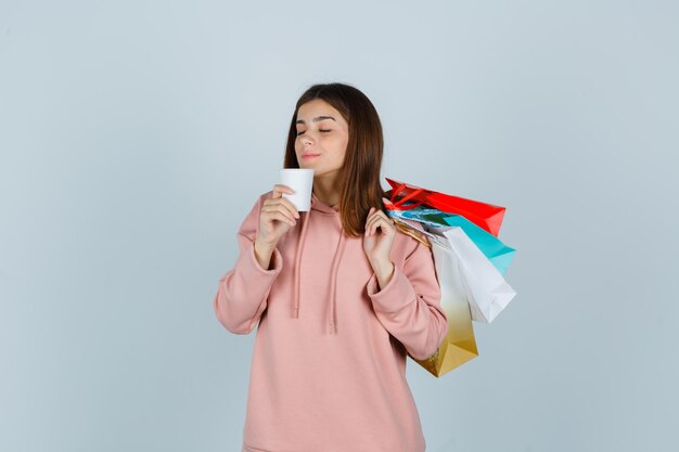 Jeune femme expressive posant dans le studio