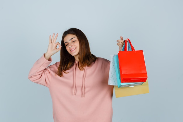 Jeune femme expressive posant dans le studio