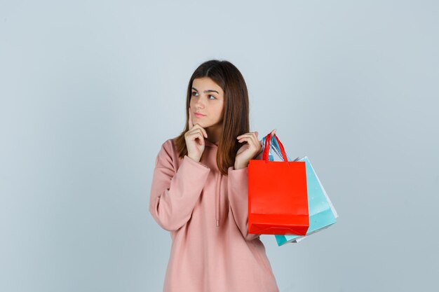 Jeune femme expressive posant dans le studio