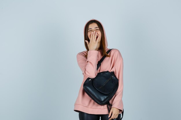 Jeune femme expressive posant dans le studio