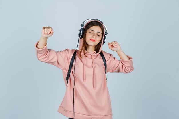 Jeune femme expressive posant dans le studio