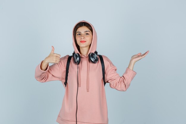 Jeune femme expressive posant dans le studio