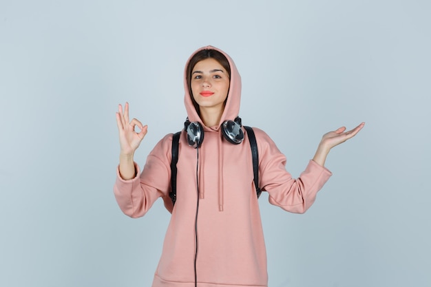 Jeune femme expressive posant dans le studio