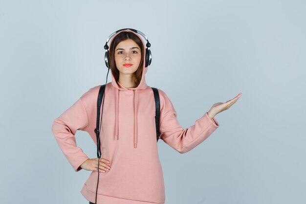 Jeune femme expressive posant dans le studio