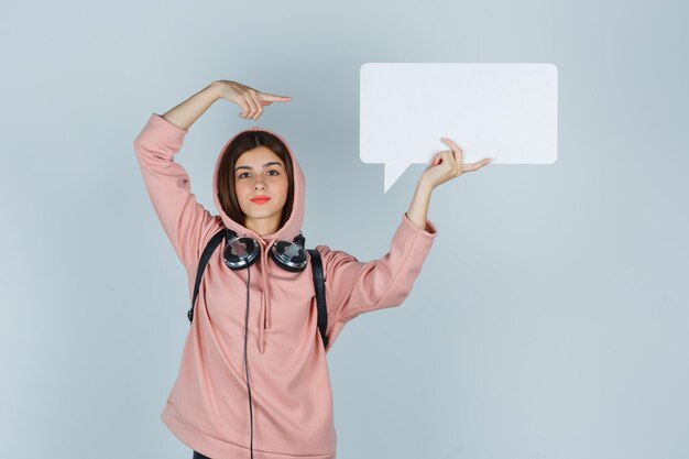 Jeune femme expressive posant dans le studio