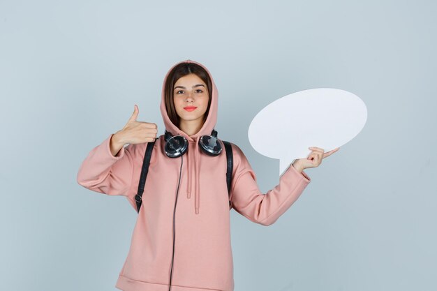 Jeune femme expressive posant dans le studio