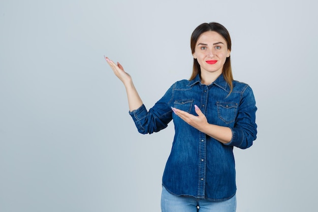 Jeune femme expressive posant dans le studio