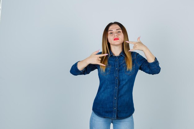 Jeune femme expressive posant dans le studio