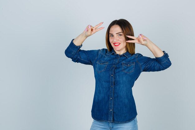 Jeune femme expressive posant dans le studio