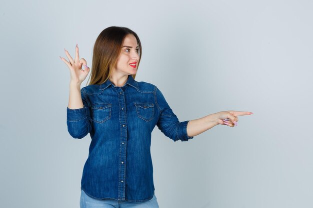 Jeune femme expressive posant dans le studio