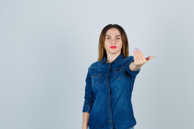 Jeune femme expressive posant dans le studio