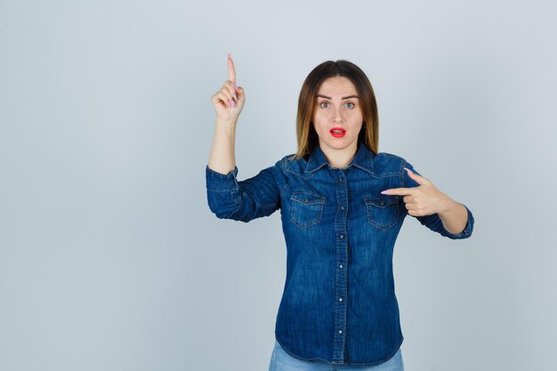 Jeune femme expressive posant dans le studio