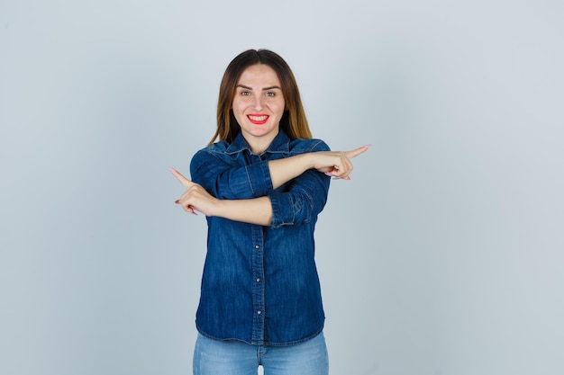 Jeune femme expressive posant dans le studio