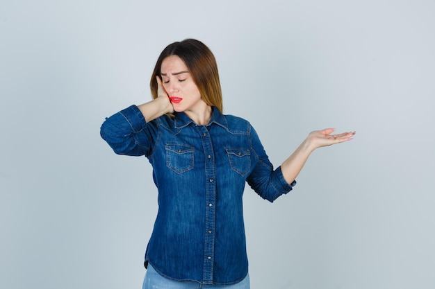 Jeune femme expressive posant dans le studio