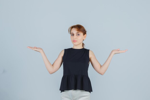 Jeune femme expressive posant dans le studio