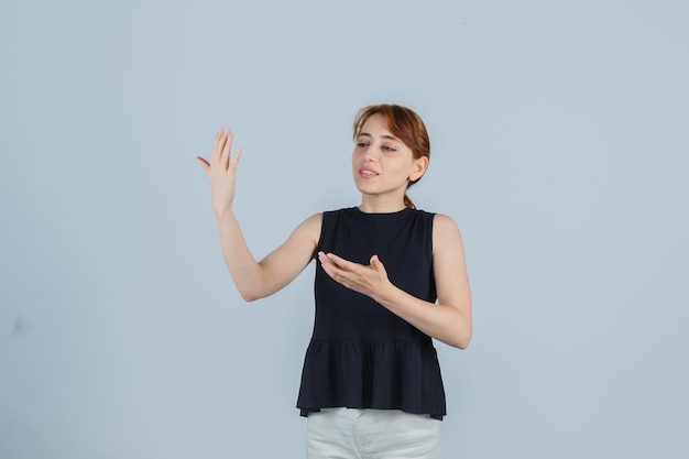 Jeune femme expressive posant dans le studio