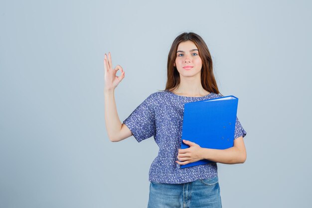 Jeune femme expressive posant dans le studio