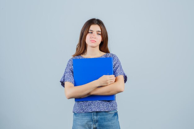 Jeune femme expressive posant dans le studio