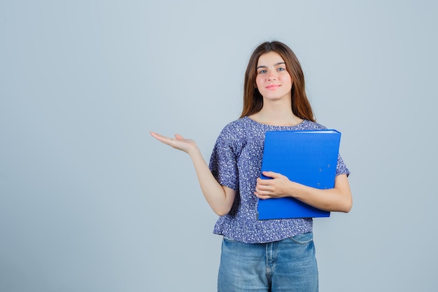 Jeune femme expressive posant dans le studio