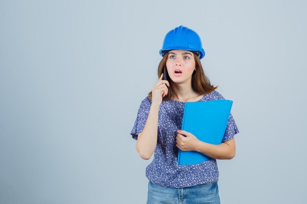 Jeune femme expressive posant dans le studio