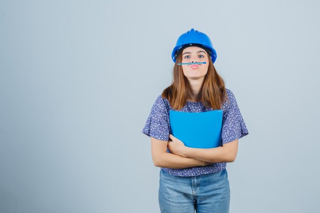 Jeune femme expressive posant dans le studio