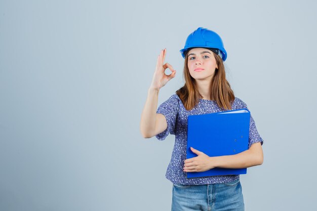 Jeune femme expressive posant dans le studio