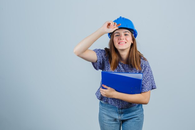 Jeune femme expressive posant dans le studio