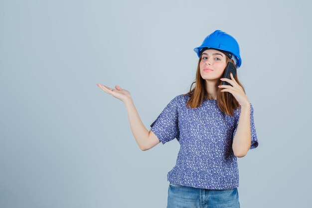 Jeune femme expressive posant dans le studio