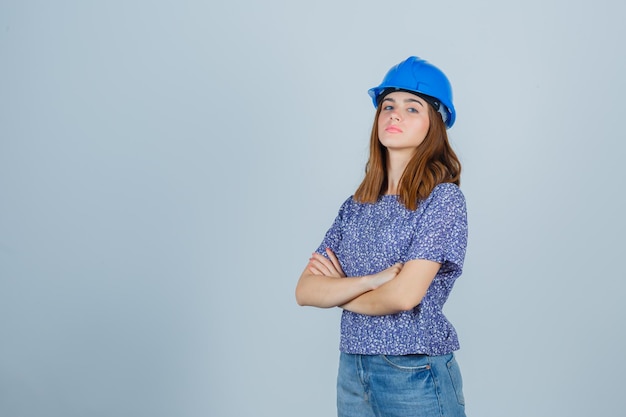 Jeune femme expressive posant dans le studio